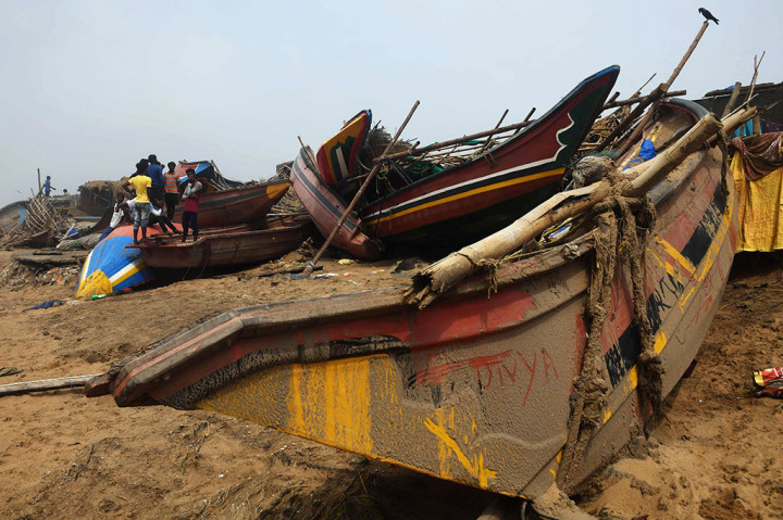 Puluhan perahu nelayan jungkir-balik dan saling menumpuk diterjang topan Fani di pesisir pantai di Puri, Odisha.