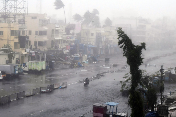 Topan Fani menerjang wilayah timur India, Jumat, 3 Mei 2019, yang mengakibatkan delapan orang tewas, puluhan ribu warga mengungsi, dan meninggalkan jejak kehancuran di wilayah yang dilewatinya. Topan kini bergerak ke arah Bangladesh.