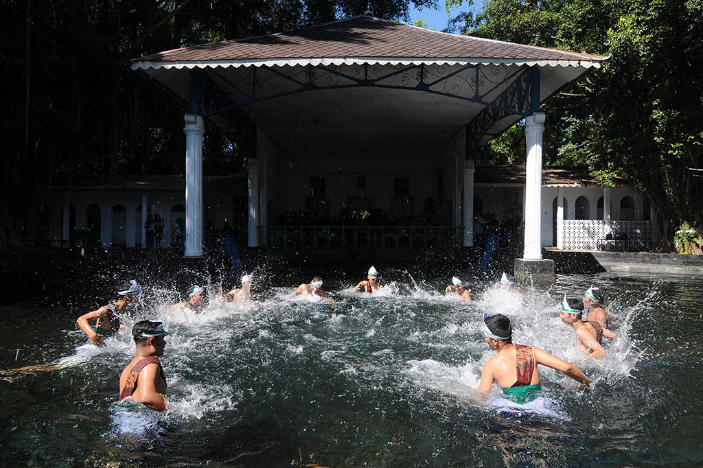 Kelompok musik ciblon dari Desa Dukuh itu beranggota 12 remaja. Musik ciblon dihasilkan dengan memainkan air melalui entakan dan pukulan tangan hingga mengeluarkan bunyi yang kompak, mengiringi tembang daerah, antara lain Gambang Suling. Penampilan tersebut mendapatkan sambutan tepuk tangan ratusan warga yang hendak padusan di tempat itu.    