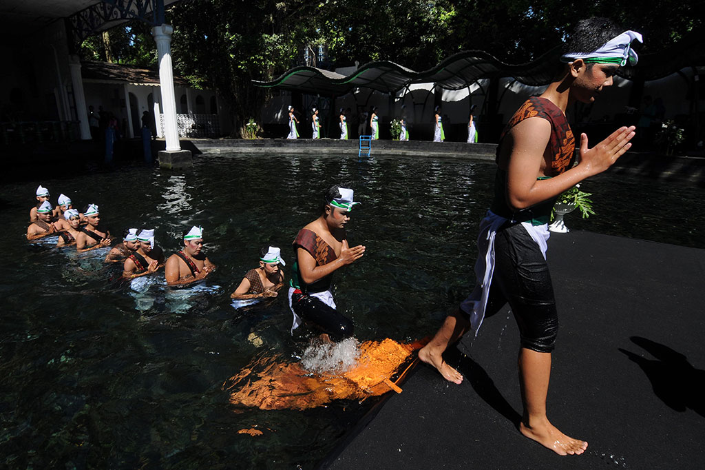 Tradisi padusan di Umbul Ngabeyan Pengging diawali dengan kirab budaya dengan dua pasangan laki-laki dan perempuan yang mengenakan pakaian pengantin berpakaian adat jawa.  Satu di antara dua pasangan simbol pengantin itu turun ke Umbul Ngabeyan. Mereka meragakan mandi di tempat itu, sebagai simbol menyucikan diri, sebelum menjalani puasa Ramadan selama sebulan ke depan. 