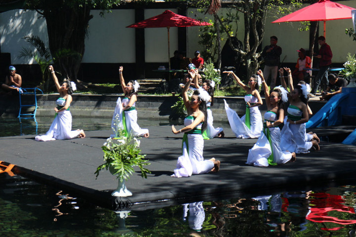 Pada kirab itu juga tampil antara lain kelompok pasukan pembawa bendera Merah Putih, dua kelompok drum band, kelompok seniman, perias, seni reog, dan kesenian lainnya. Tampil juga beberapa hiburan seni tradisional, termasuk pentas tarian. 