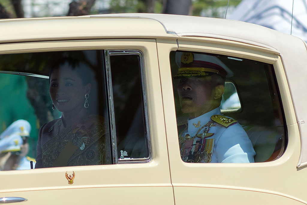 Maha Vajiralongkorn tiba di Istana Negara atau Grand Palace, di Bangkok dengan seragam militer putih bersama permaisuri Ratu Suthida.