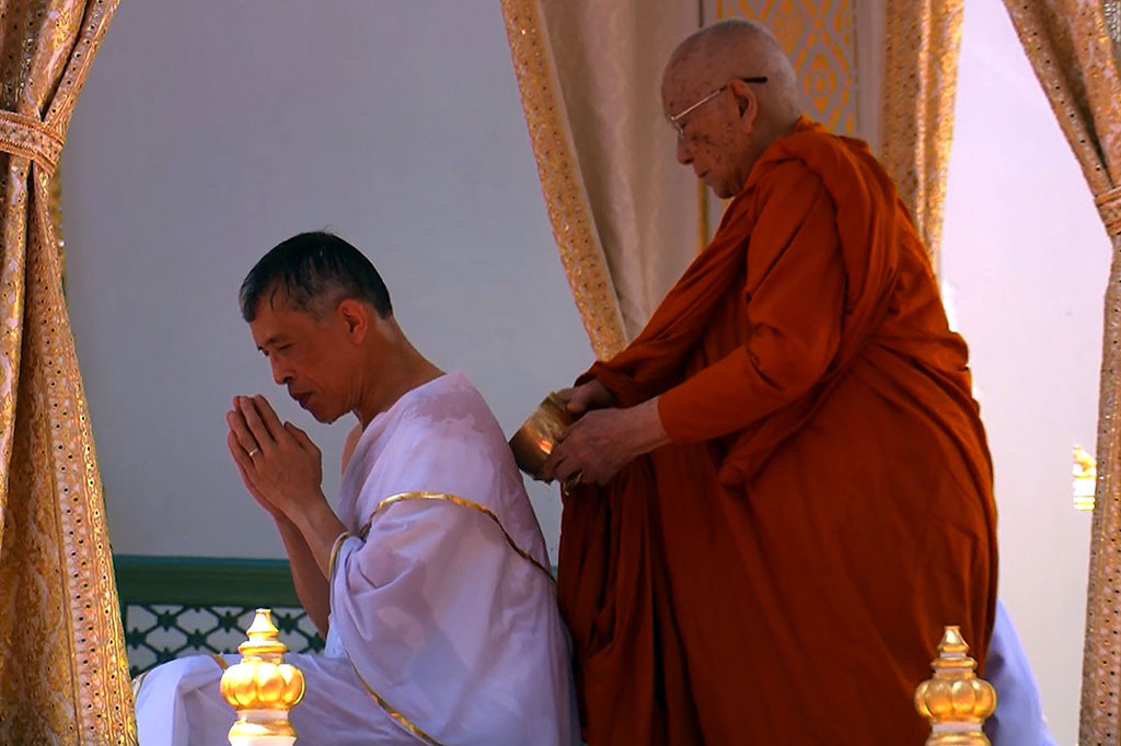 Maha Vajiralongkorn kemudian menjalani prosesi pemandian air suci yang diambil dari lima sungai dan empat kolam serta sumber air lainnya dari 76 provinsi. Proses pemandian dipimpin oleh pemuka agama.