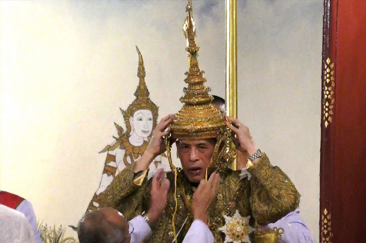 Ritual selanjutnya Maha Vajiralongkorn yang diduduk di singgasana memakai mahkota emas bertatah berlian seberat 7,5 kg. Mahkota ini disebut sebagai Great Crown of Victory.