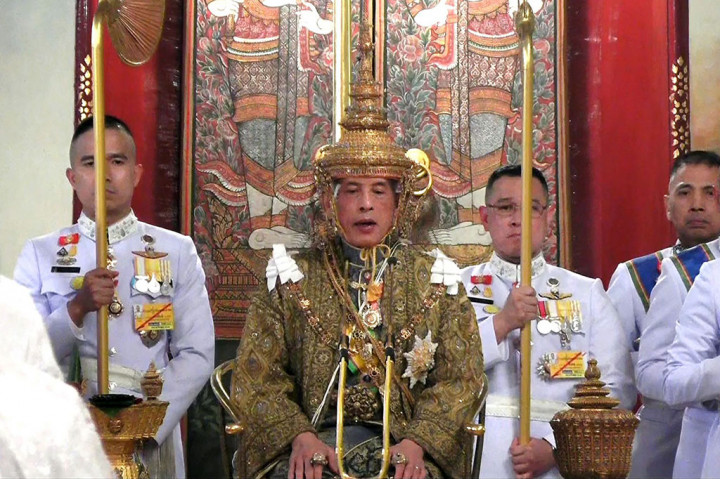 Raja Vajiralongkorn, raja kesepuluh dari dinasti Chakri, mengucapkan perintah kerajaan pertama yang singkat, yaitu dia bersumpah untuk memerintah dengan kebenaran untuk rakyat Thailand.