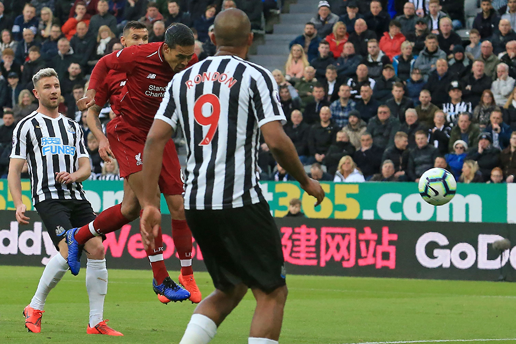 Liverpool langsung unggul 1-0 di menit ke-13 lewat Virgil Van Dijk. 