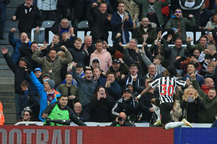 Tim tuan rumah baru bisa menyamakan skor menjadi 1-1 di menit ke-20 lewat Christian Atsu.