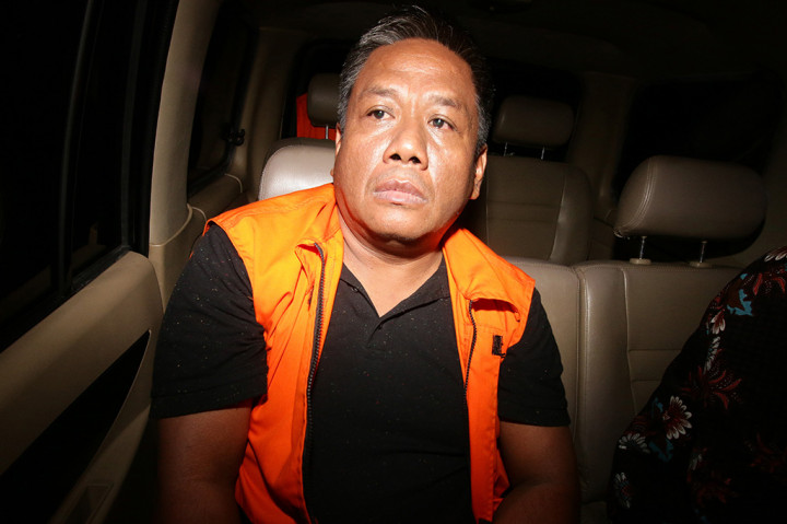 Tersangka kasus korupsi Sudarman mengenakan rompi tahanan seusai menjalani pemeriksaan terkait kasus dugaan suap Hakim Pengadilan Negeri Balikpapan di Gedung KPK, Jakarta.