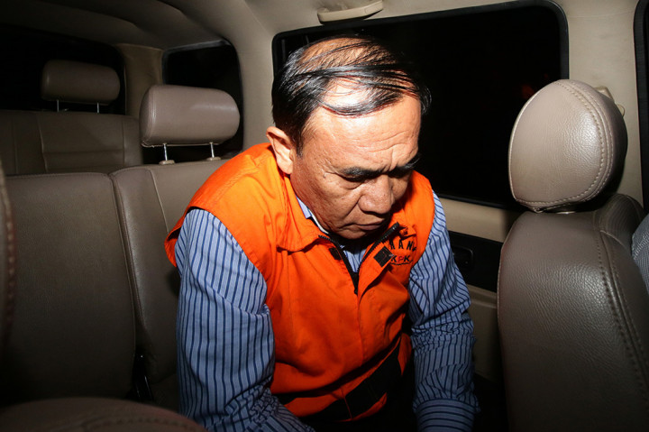 Tersangka kasus korupsi Jhonson Siburian mengenakan rompi tahanan seusai menjalani pemeriksaan terkait kasus dugaan suap Hakim Pengadilan Negeri Balikpapan di Gedung KPK, Jakarta.