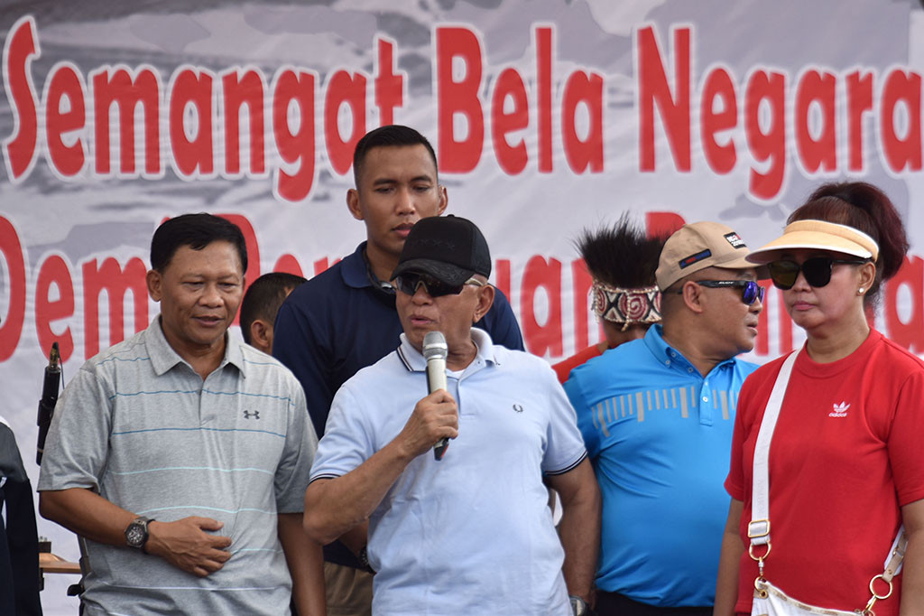 Menteri Pertahanan Jenderal TNI Purnawirawan Ryamizard Ryacudu (kedua kiri) berpidato dalam acara Panggung Gembira Ramadan 1440 Hijriah Kementerian Pertahanan (Kemhan) di kawasan Bundaran Hotel Indonesia (HI), Jakarta.