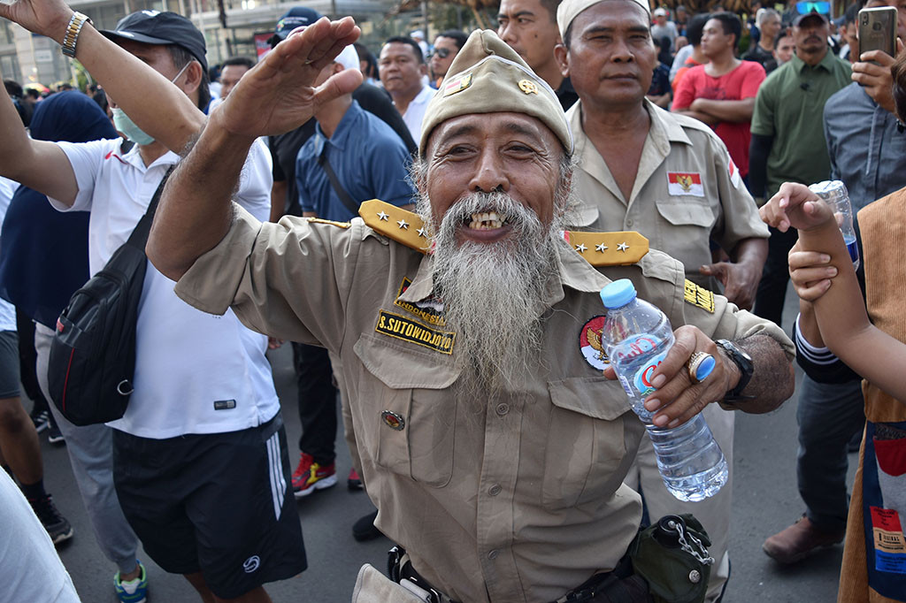 Warga berkostum veteran perang berjoged dalam acara Panggung Gembira Ramadan 1440 Hijriah Kementerian Pertahanan (Kemhan) di kawasan Bundaran Hotel Indonesia (HI), Jakarta.
