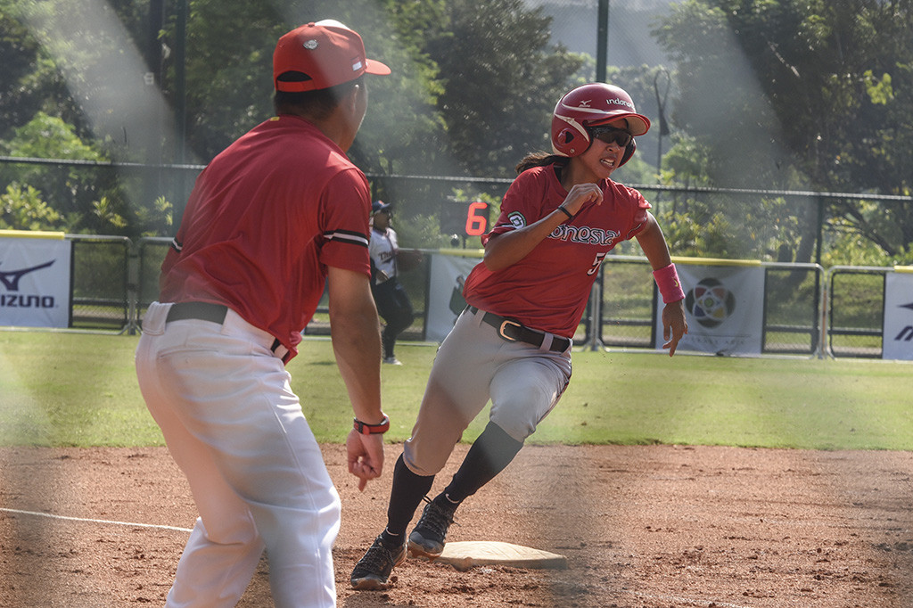 Pertandingan berlangsung tujuh inning, namun Indonesia sudah memastikan kemenangan di akhir inning lima, lewat pukulan pemain bernomor punggung lima, Gisza Gabriella, yang membuat skor berbalik menjadi 4-3 untuk Indonesia.