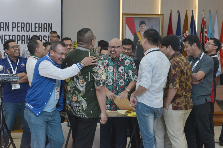 Anggota Komisi Pemilihan Umum Ilham Sapura (tengah) bersama dengan saksi Parpol dan sakiri TKN 01 dan BPN 02 saat membuka amplob DA1 rapat Pleno Rekapitulasi Suara Pemilu serentak 2019 Luar Negeri di gedung KPU, Jakarta.