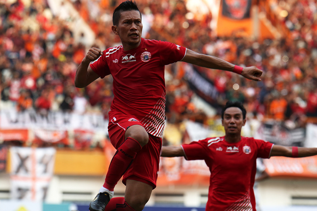 Pesepak bola Persija Jakarta Ismed Sofyan (kiri) melakukan selebrasi usai mencetak gol gawang Bali United FC pada laga delapan besar Piala Indonesia 2018, di Stadion Wibawa Mukti, Cikarang, Kabupaten Bekasi, Jawa Barat.