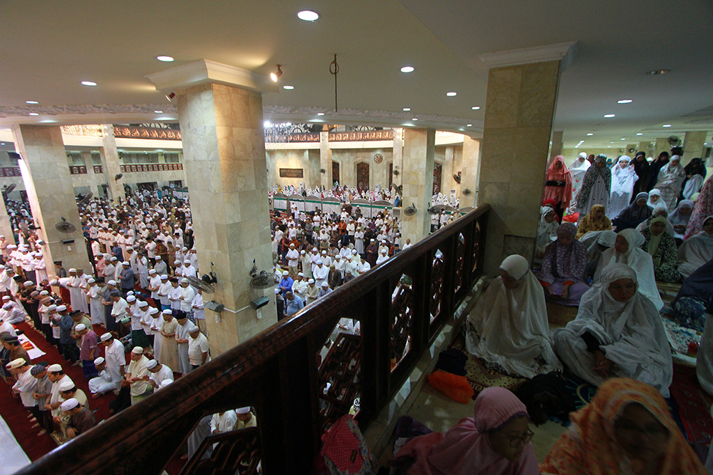 Umat Muslim melaksanakan Salat Tarawih pertama. Salah satunya di Masjid Raya Sabilal Muhtadin, Banjarmasin, Kalimantan Selatan. Antara Foto/Sigid Kurniawan