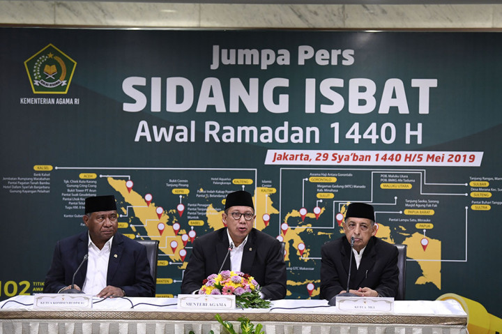 Menteri Agama Lukman Hakim Saifuddin (tengah) didampingi Ketua Komisi VIII Ali Taher (kiri) dan Ketua MUI Abdullah Jaidi (kanan) menyampaikan hasil Sidang Isbat penentuan awal Ramadan 1440 Hijriah di Kementerian Agama, Jakarta. Pemerintah menetapkan satu Ramadhan 1440 Hijriah jatuh pada Senin, 6 Mei 2019. Antara Foto/Puspa Perwitasari