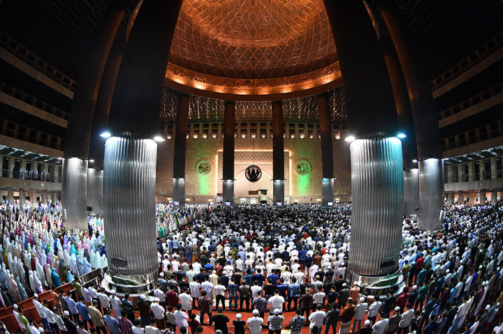 Umat muslim mengikuti shalat Tarawih pertama di Masjid Istiqlal, Jakarta Pusat. Antara Foto/Sigid Kurniawan