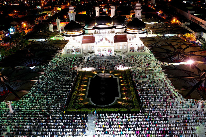Umat muslim melaksanakan shalat sunnah tarawih pada malam pertama bulan Ramadhan 1440 Hijriah di Masjid Raya Baiturrahman, Banda Aceh, Aceh. Antara Foto/Irwansyah Putra