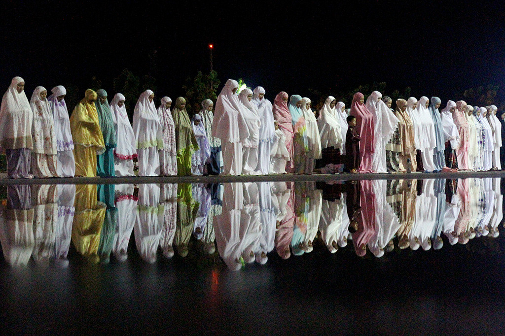 Umat muslim melaksanakan Shalat Tarawih pertama di Masjid Agung Baitul Makmur, Meulaboh, Aceh Barat, Aceh. Antara Foto/Syifa Yulinnas