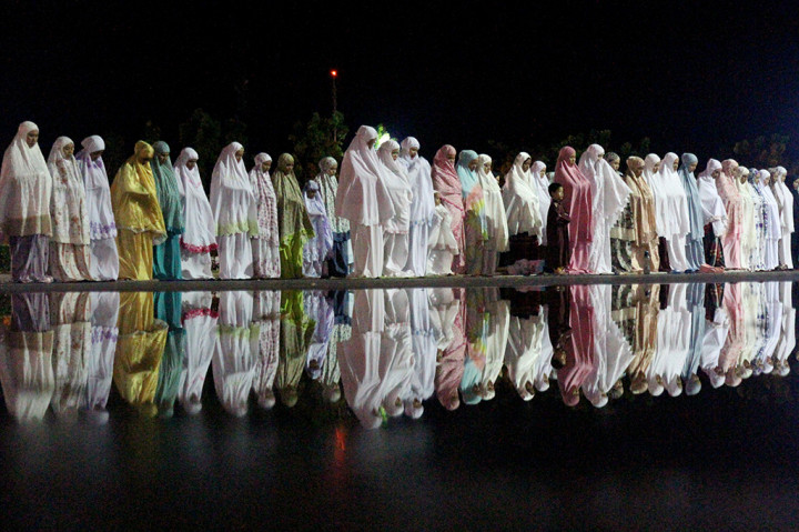 Umat muslim melaksanakan Shalat Tarawih pertama di Masjid Agung Baitul Makmur, Meulaboh, Aceh Barat, Aceh. Antara Foto/Syifa Yulinnas