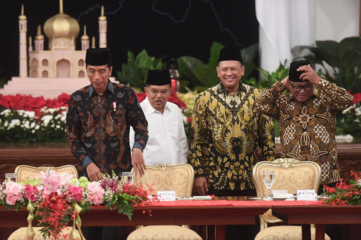 Presiden Joko Widodo (kiri) didampingi Wakil Presiden Jusuf Kalla (kedua kiri), Ketua DPR Bambang Soesatyo (kedua kanan) dan Ketua DPD Oesman Sapta Odang bersiap mengikuti acara buka puasa bersama dengan pimpinan lembaga tinggi negara di Istana Negara, Jakarta.