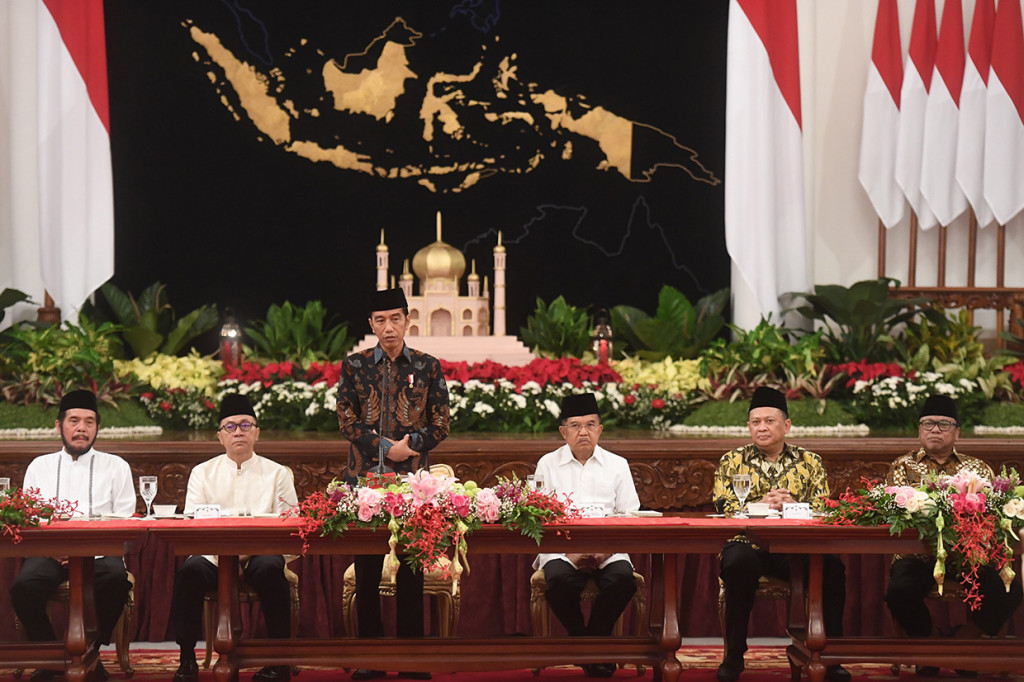 Presiden Joko Widodo (ketiga kiri) memberikan sambutan sebelum acara buka puasa bersama dengan pimpinan lembaga tinggi negara di Istana Negara, Jakarta.