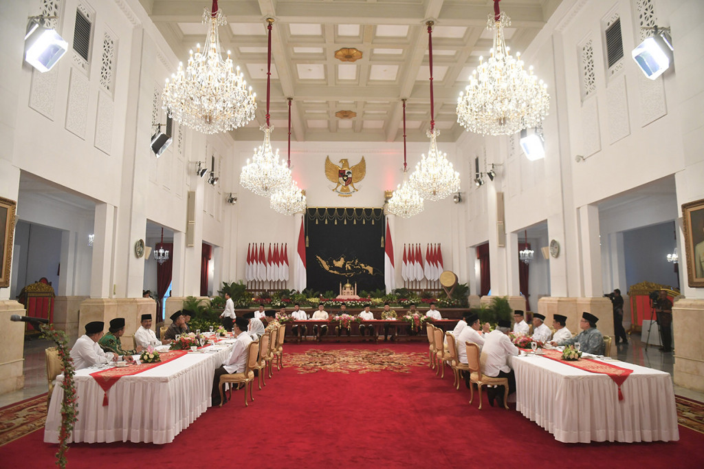 Suasana acara buka puasa Presiden Joko Widodo bersama dengan pimpinan lembaga tinggi negara di Istana Negara, Jakarta.