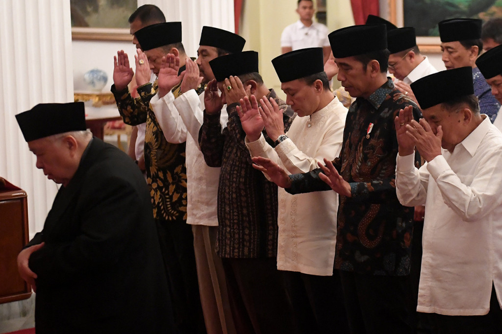 Presiden Joko Widodo (kedua kanan) bersama Wakil Presiden Jusuf Kalla (kanan) dan sejumlah pimpinan lembaga tinggi negara melakukan shalat maghrib usai buka puasa bersama di Istana Negara, Jakarta.