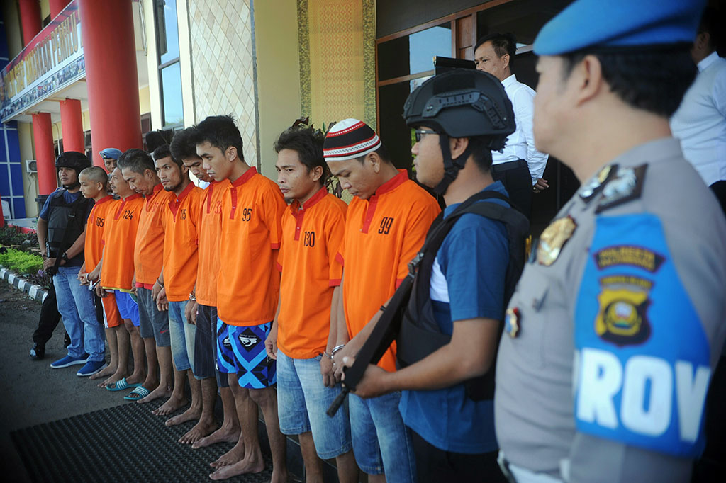 Petugas memperlihatkan delapan dari 30 tahanan kabur yang berhasil ditangkap kembali di halaman Mapolresta Palembang, Sumatera Selatan, Senin, 6 Mei 2019.