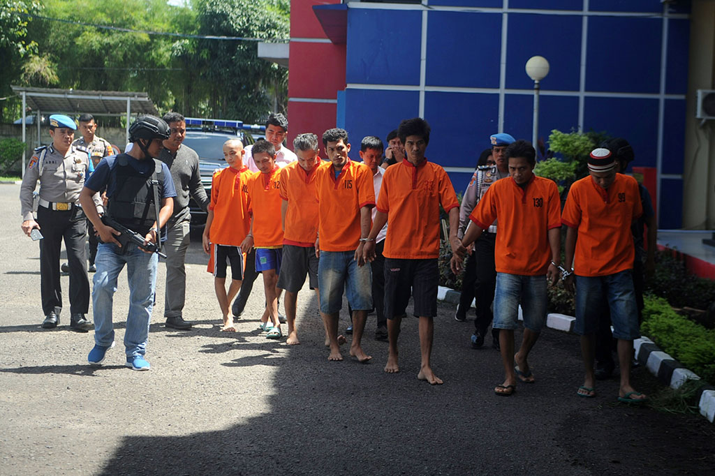 Sebelumnya, pada Minggu, 5 Mei 2019 sekitar pukul 02.50 WIB, sebanyak 30 tahanan Polresta Palembang kabur. Sementara petugas yang berjaga saat para tahanan kabur kini diperiksa intensif oleh Propam untuk mendalami kelalaian atau dugaan keterlibatan mereka.