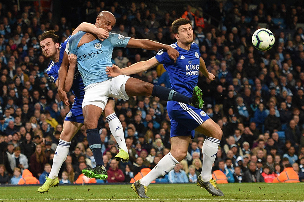 Di awal babak pertama para pemain Manchester City dibuat frustasi dengan pertahanan rapat tim tamu. Beberapa kali serangan tim tuan rumah berhasil dimentahkan barisan pertahanan Leicester City. 