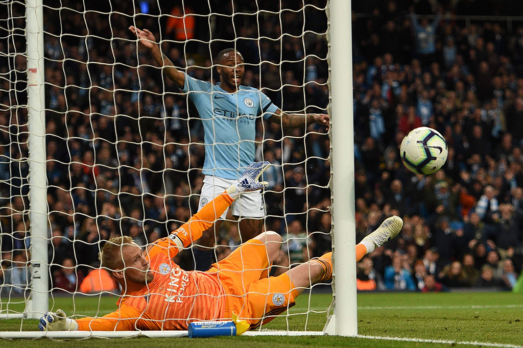 Pada menit ke-32 City berpeluang memecah kebuntuan, namun sundulan Sergio Aguero menyambut sepak pojok berhasil ditepis kiper Kasper Schmeichel.