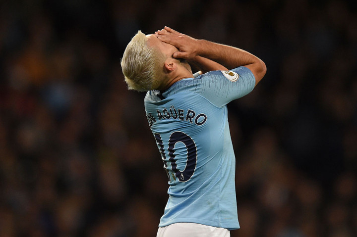 Aguero kecewa setelah gagal mencetak gol.