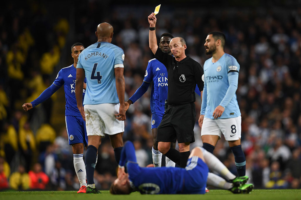 Kapten City Vincent Kompany diganjar kartu kuning karena melanggar pemain lawan. Tidak ada gol hingga babak pertama usai.