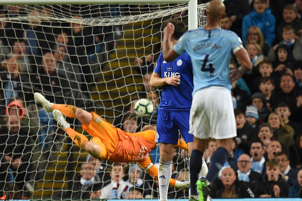 Gol yang ditunggu-tunggu akhirnya datang juga. Pada menit ke-70 tendakan keras Kompany dari luar kotak penalti mengarah ke pojok kiri atas gawang yang gagal diantisipasi Schmeichel.