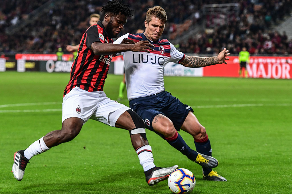 Laga kedua tim berjalan menarik. Para pemain kedua kesebelasan saling berbalas serangan di awal laga, namun berhasil dimentahkan barisan pertahanan masing-masing.