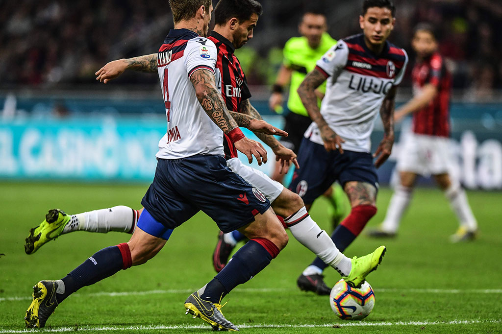 Tuan rumah akhirnya berhasil memecah kebuntuan pada menit ke-37 lewat sepakan kaki kiri pemain sayap asal Spanyol, Suso yang mengecoh kiper Bologna Lukasz Skorupski.