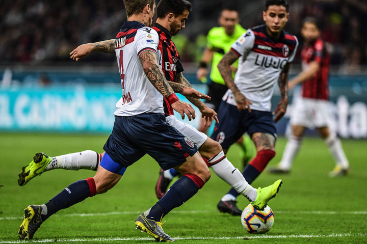 Tuan rumah akhirnya berhasil memecah kebuntuan pada menit ke-37 lewat sepakan kaki kiri pemain sayap asal Spanyol, Suso yang mengecoh kiper Bologna Lukasz Skorupski.