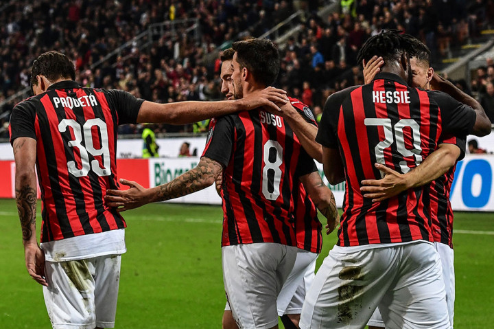 Suso melakukan selebrasi bersama rekan-rekan setimnya.