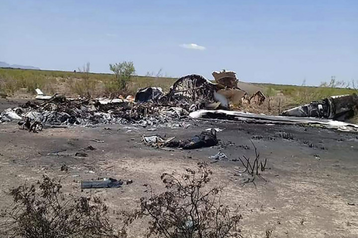 Sebuah jet pribadi ditemukan tinggal puing-puing bekas terbakar di sebuah daerah pegunungan terpencil di Kota Praja Ocampo di Meksiko Utara, Senin, 6 Mei 2019 waktu setempat. Pesawat tersebut pecah berkeping-keping dan pecahannya tersebar di tanah yang hangus.