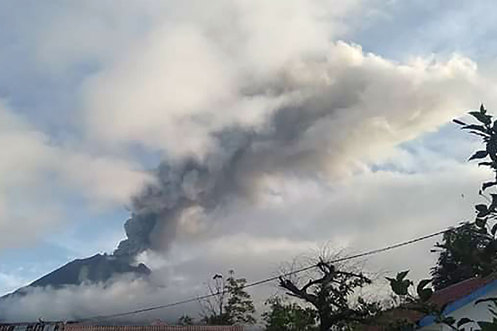 Tinggi kolom abu teramati sekitar 2.000 meter di atas puncak atau kurang lebih 4.460 meter di atas permukaan laut. 