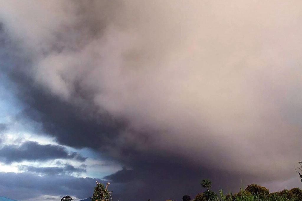 Gunung Sinabung terakhir kali meletus pada Senin 19 Februari 2018 dengan tinggi kolom abu mencapai kurang lebih 5.000 meter. Besarnya letusan membuat sejumlah desa di Kabupaten Karo gelap gulita akibat tertutup material abu vulkanik.  