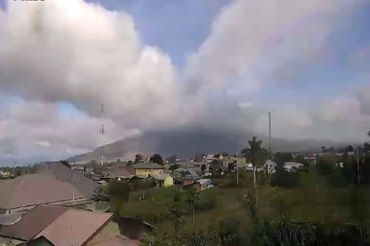 Berdasarkan informasi dari Badan Geologi dan PVMBG Pos Pengamatan Gunungapi Sinabung dalam rilisnya menyebutkan bahwa kolom abu teramati berwarna kelabu dengan intensitas tebal condong ke arah tenggara. 