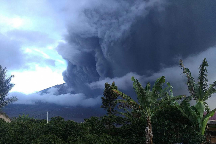Gunung Sinabung di Kabupaten Karo, Sumatera Utara, memuntahkan abu vulkanik yang sangat tebal, Selasa, 7 Mei 2019.