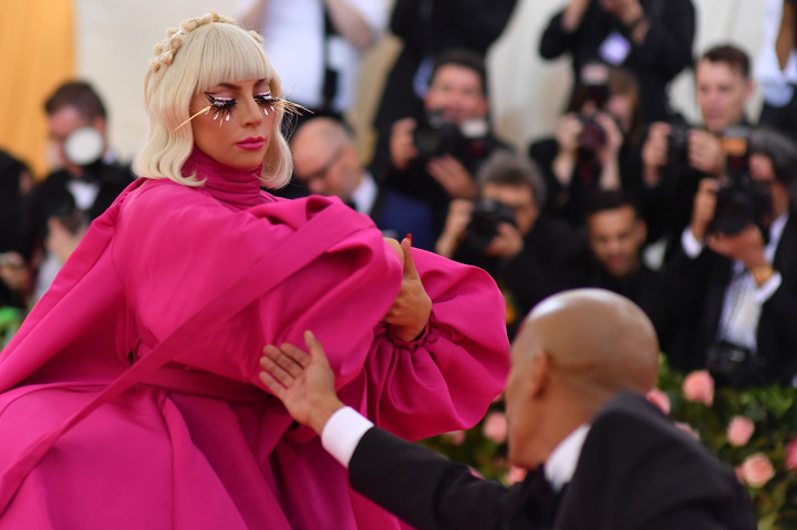 Lady Gaga mengambil perhatian publik dengan multiple outfit karya Brandon Maxwell. Dia melepas setiap gaunnya dimulai dari gaun fuchsia bervolume berat, gaun strapless hitam, gaun slip merah muda menyala, dan berujung pada lingerie hitam.