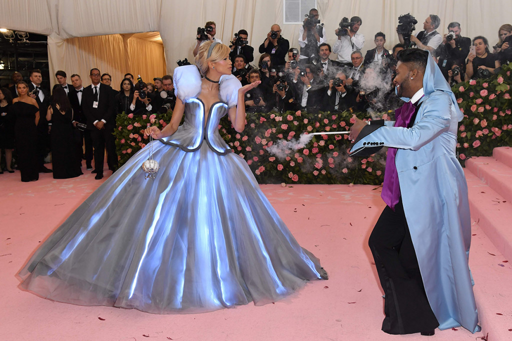 Zendaya bertransformasi jadi Cinderella dengan gaun yang bisa menyala di red carpet Met Gala 2019.