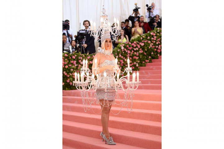 Katy Perry tampil nyentrik dengan busana warna silver yang dihiasi lilin-lilin alias chandelier.