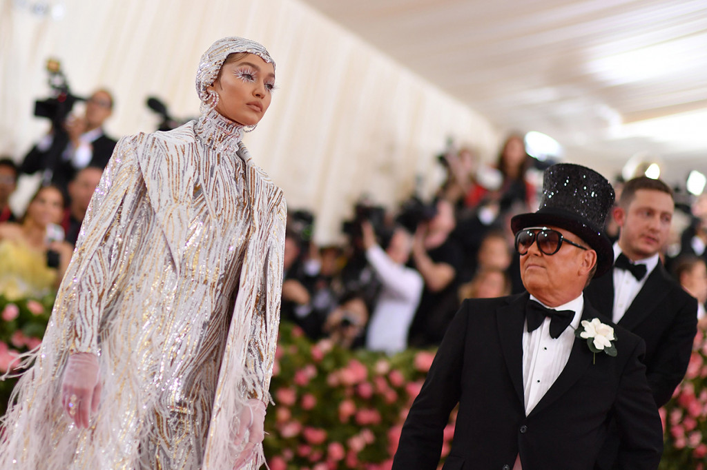 Gigi Hadid bertransformasi jadi The Ice Queen dengan busana dari Channels saat di atas red carpet Met Gala 2019.