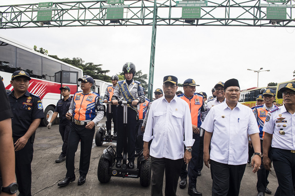 Menteri Perhubungan Budi Karya Sumadi (ketiga kanan) didampingi Walikota Bandung Oded M Danial (kedua kanan) meninjau terminal Leuwipanjang saat kunjungan kerja di Bandung, Jawa Barat.