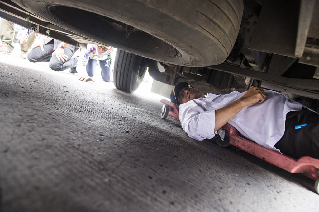 Menteri Perhubungan Budi Karya Sumadi memeriksa rangka mesin bus AKAP saat kunjungan kerja di terminal Leuwipanjang, Bandung, Jawa Barat.